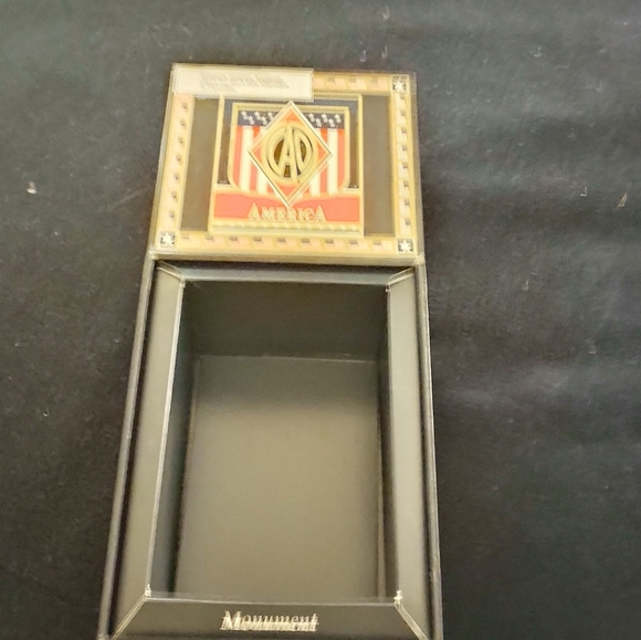 CAO America Monument empty cigar box - Picture 2 of 5